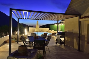 Outdoor dining - Traditional stone house - 10 mins from the beach with private pool (Zagvozd)