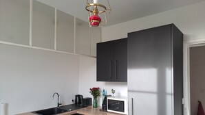 Una cocina moderna con lavavajillas, fregadero y microondas.