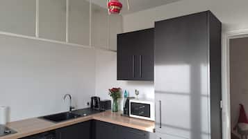 Een koelkast, een microgolfoven, een oven, een kookplaat