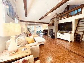 Smart TV, fireplace - NEW! Charming Lakefront House (Plymouth)
