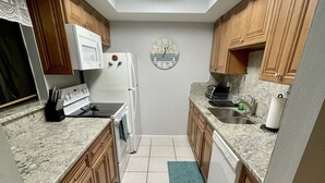 Private kitchen - Siesta Key - Prime location, patio/backyard/garden/pool/quick walk to the beach! (Sarasota)