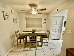 Dining - Siesta Key - Prime location, patio/backyard/garden/pool/quick walk to the beach! (Sarasota)