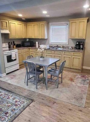 Kylskåp, mikrovågsugn, ugn och spishäll