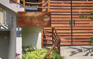 Ein Schild mit 'Monterrosa' und im Hintergrund ein rustikales Holztor.