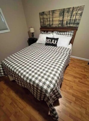 2 bedrooms, desk, WiFi