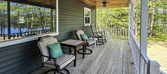 Discover Lazy Acres in Nobleboro: a cozy 2-bedroom retreat by the water.