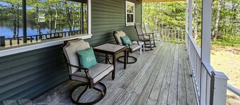 Discover Lazy Acres in Nobleboro: a cozy 2-bedroom retreat by the water.