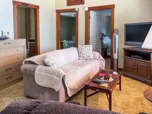 TV - LAZY ACRES COTTAGE | LAKEFRONT | 2 Bed, 1 Bath (Nobleboro)