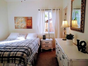 3 bedrooms, iron/ironing board, free WiFi, bed sheets - Pool Next door (Chico)
