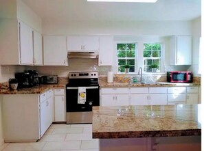 冰箱、微波炉、烤箱、炉灶