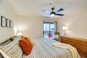 2 bedrooms, iron/ironing board, travel cot, WiFi - Walkable Location: Phoenix Apt w/ Pool Access! (Phoenix)
