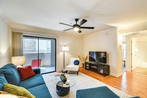 TV - Walkable Location: Phoenix Apt w/ Pool Access! (Phoenix)