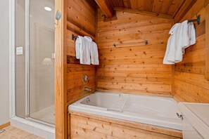 House, 5 Bedrooms | Bathroom - Deerpath Hideout by Tahoe Mountain Properties (Truckee)