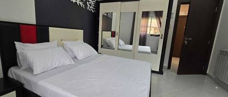 Iron/ironing board, WiFi, bed sheets