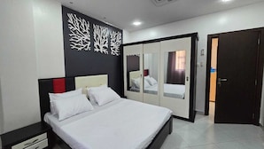Une chambre moderne avec un grand lit, une armoire avec un miroir et une porte donnant sur une autre pièce.