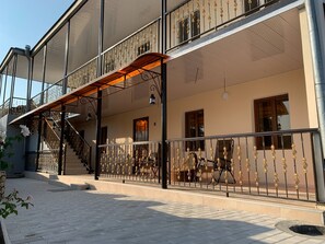 Terrace/patio - comfortable family hotel, pet friendly, with open pool, beautiful garden  (ახმეტა)