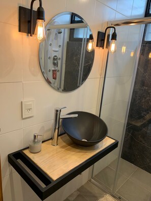 Ensemble douche/baignoire, bidet