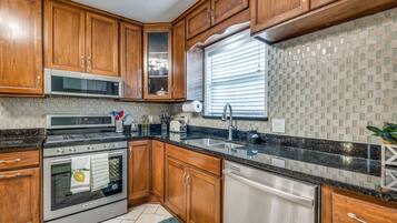 冰箱、微波炉、烤箱、炉灶