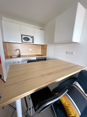 Kühlschrank, Mikrowelle, Ofen, Kochgeschirr/Geschirr/Besteck