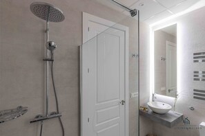 Bañera, secador de pelo y toallas