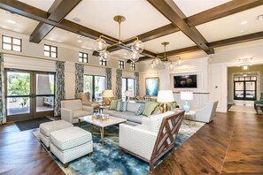 Smart TV, videogiochi, tavolo da ping pong, impianto stereo