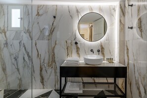 Douche, séchoir à cheveux, savon, shampooing