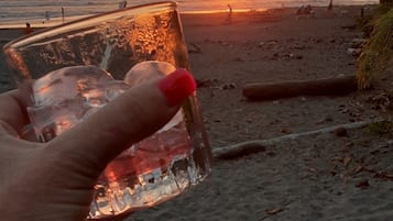 Playa en los alrededores y camastros