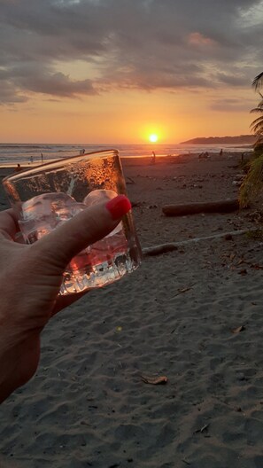 Vlak bij het strand, ligstoelen aan het strand