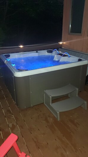 Tina de hidromasaje al aire libre