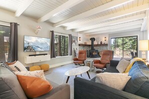 Living room - Tahome Lodge by Tahoe Mountain Properties (Truckee)
