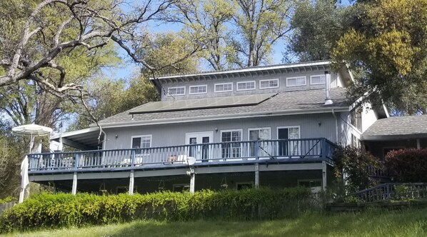 Exterior - Beautiful Pet-Friendly Spacious Lodge near Yosemite & Lakes 9 Rooms/6BR/12 Beds (Oakhurst)