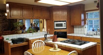 Beautiful Pet-Friendly Spacious Lodge near Yosemite & Lakes 9 Rooms/6BR/12 Beds