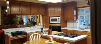 Beautiful Pet-Friendly Spacious Lodge near Yosemite & Lakes 9 Rooms/6BR/12 Beds