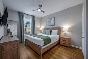 3 chambres, bureau, fer et planche à repasser, lit de bébé portatif