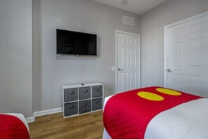 3 soverom, skrivebord, strykejern/-brett og reiseseng for barn