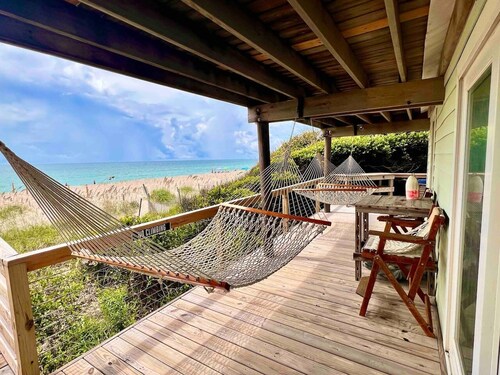 Chic oceanfront house for cozy beach getaway