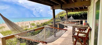 Chic oceanfront house for cozy beach getaway