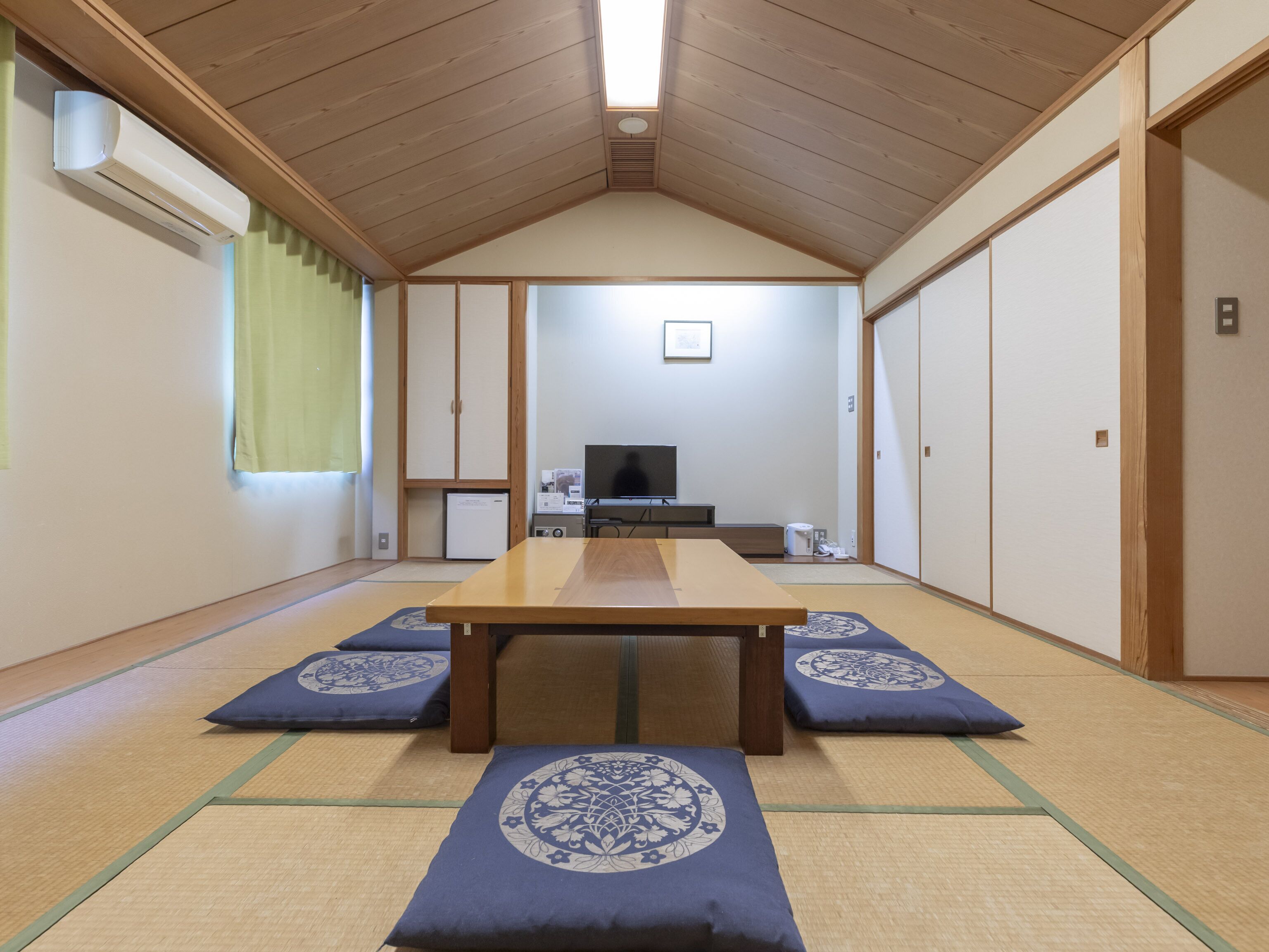 traditional room, 6 bedrooms, smoking | iron/ironing board, free wifi