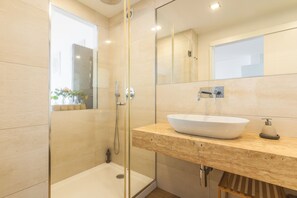 Dusche, Haartrockner, Handtücher, Toilettenpapier
