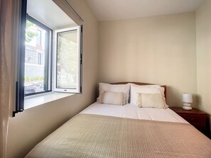 3 bedrooms, iron/ironing board, travel cot, free WiFi - Villa Bella Vista by Atlantic Holiday (São Vicente)