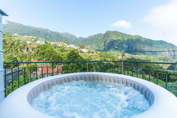 Outdoor spa tub - Villa Bella Vista by Atlantic Holiday (São Vicente)