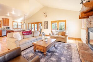 Smart TV, chimenea, reproductor de DVD y tenis de mesa