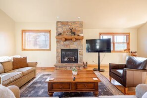 Smart TV, chimenea, reproductor de DVD y tenis de mesa