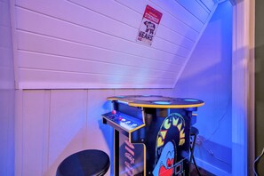 Games room - Family Fun-Hike-Kayaks-Arcade-Fire Pit (Newland)