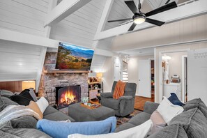 Smart TV, fireplace, video games, books - Family Fun-Hike-Kayaks-Arcade-Fire Pit (Newland)