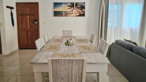 Een eethoek met een houten tafel, stoelen en een decoratief middelpunt.