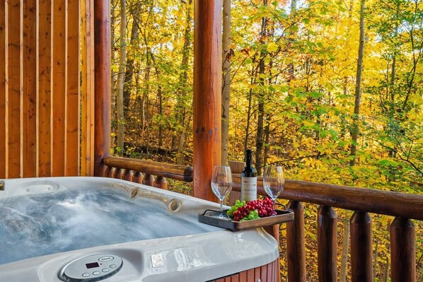 Outdoor spa tub - Fun-filled 2 bedroom cabin with hot tub (Sevierville)