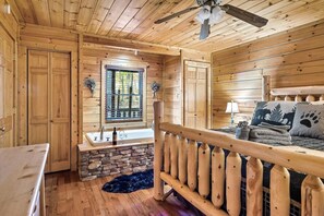 2 bedrooms, WiFi - Fun-filled 2 bedroom cabin with hot tub (Sevierville)
