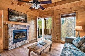 TV, fireplace - Fun-filled 2 bedroom cabin with hot tub (Sevierville)