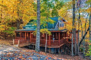 Exterior - Fun-filled 2 bedroom cabin with hot tub (Sevierville)